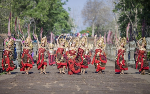 One-Day One Night Trip to Prasat Muang Tam, Buriram (4 pax)