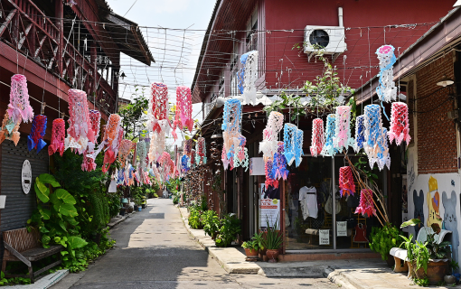 Photharam: Where Wooden Houses Whisper Stories from the Reign of King Rama V